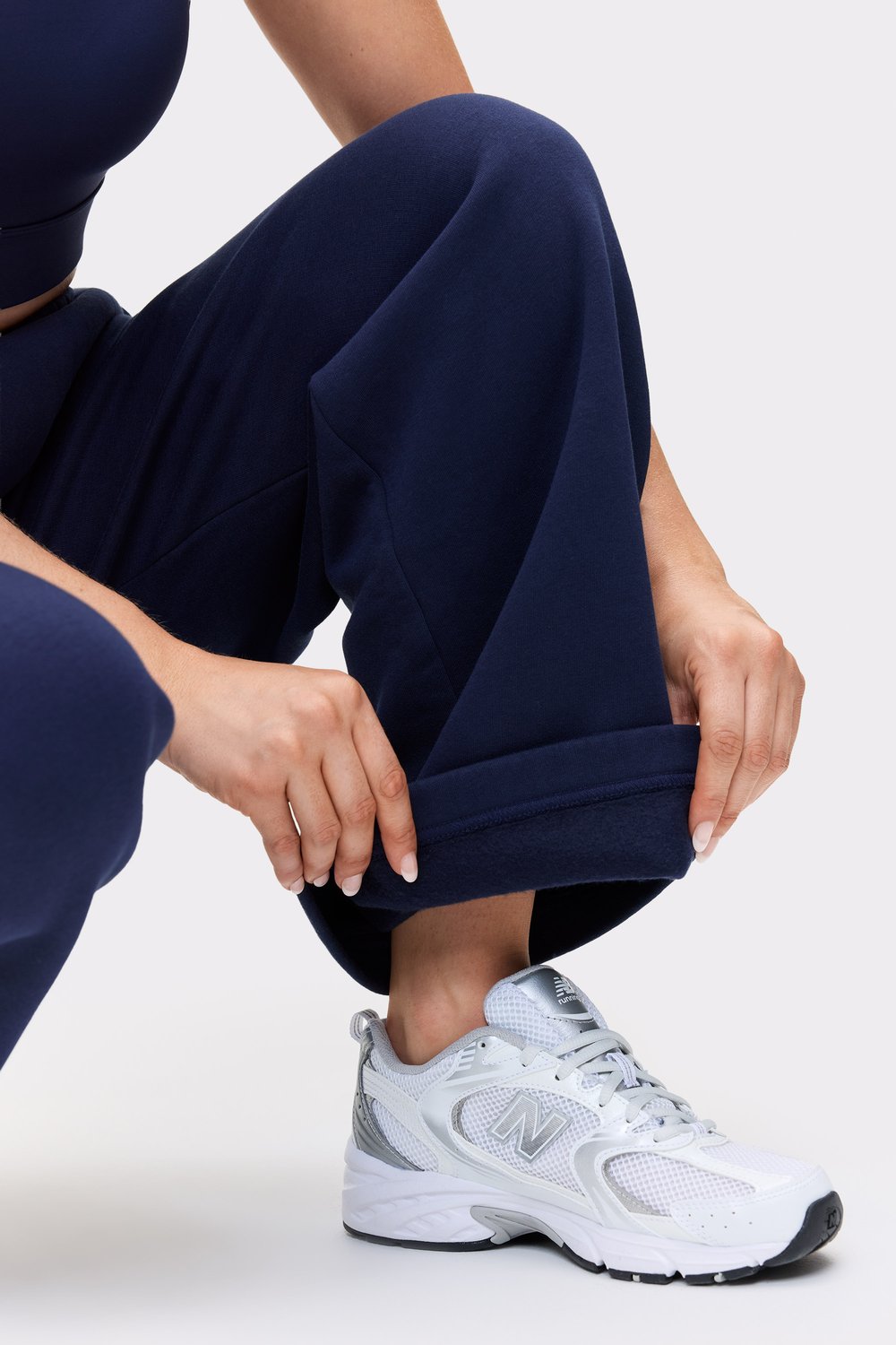 Stronger Relaxed Wide Sweatpants in Dunkelblau, die die weich gebürstete Innenseite am Beinsaum zeigen.