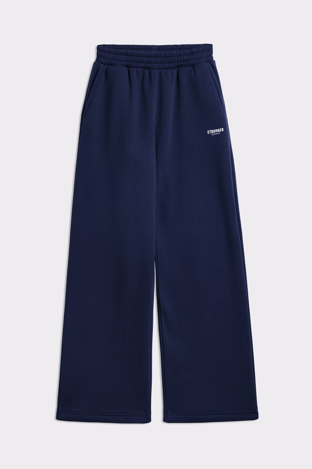 Ganzansicht der dunkelblauen Relaxed Wide Sweatpants von Stronger mit einem weiten Beindesign und elastischem Bund.