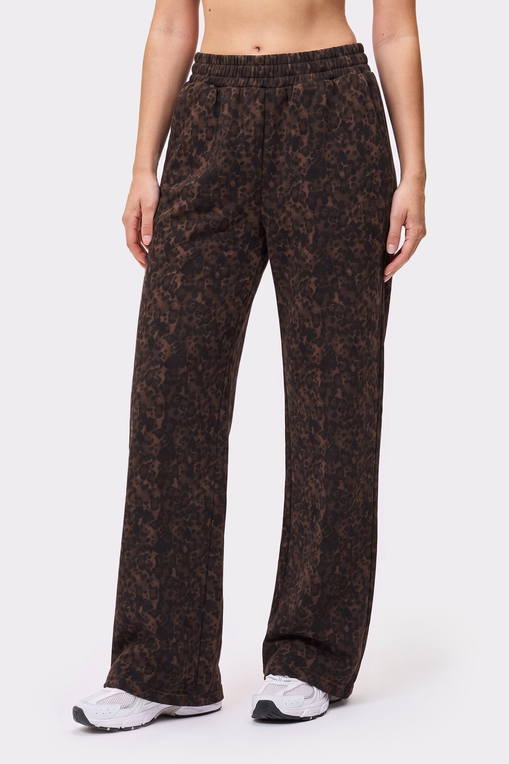 Front view of a model wearing the Relaxed Wide Sweatpants in Dark Leo from stronger, featuring a comfortable oversized fit.