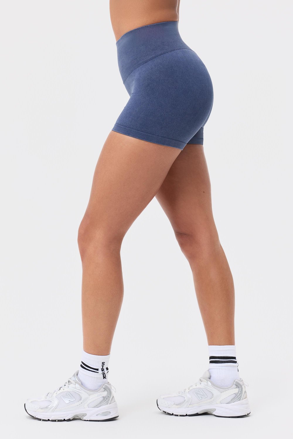 Zijaanzicht van de Navy Blazer Washed Seamless Shorts van Stronger, met een hoge taille en een gewassen look.