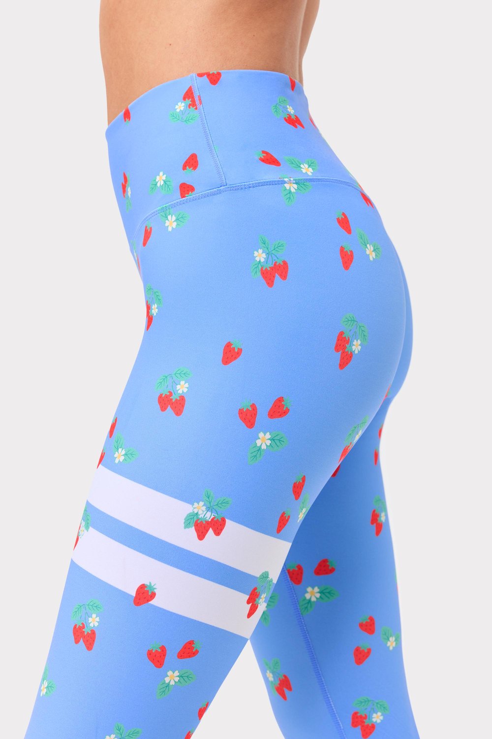 Närbild på Strongers The Printed One Tights i Strawberry Fields Blue med hög midja och vita Signature Lines.