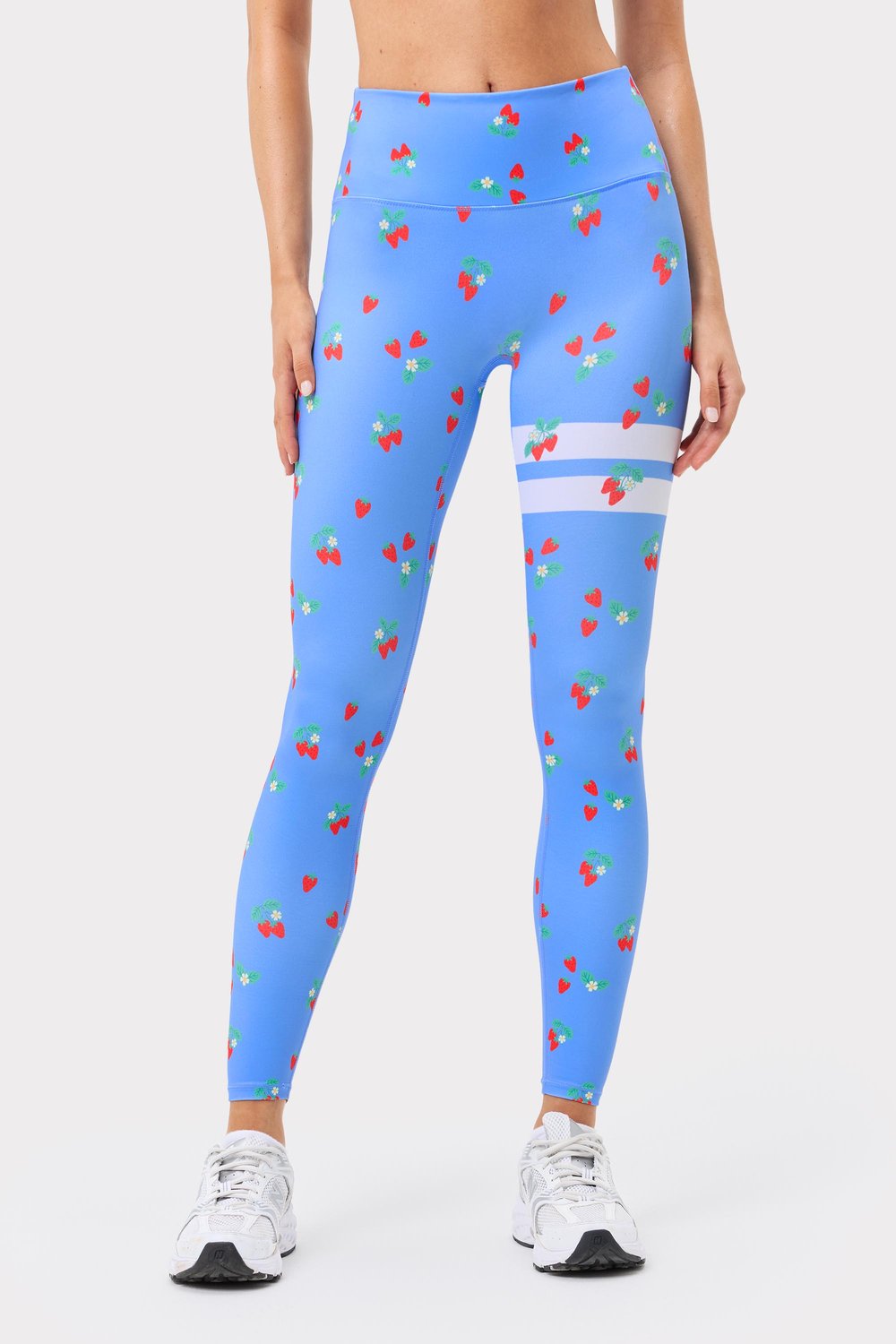 Ljusblå Stronger The Printed One Tights med jordgubbsmönster och vita Signature Lines på låret.