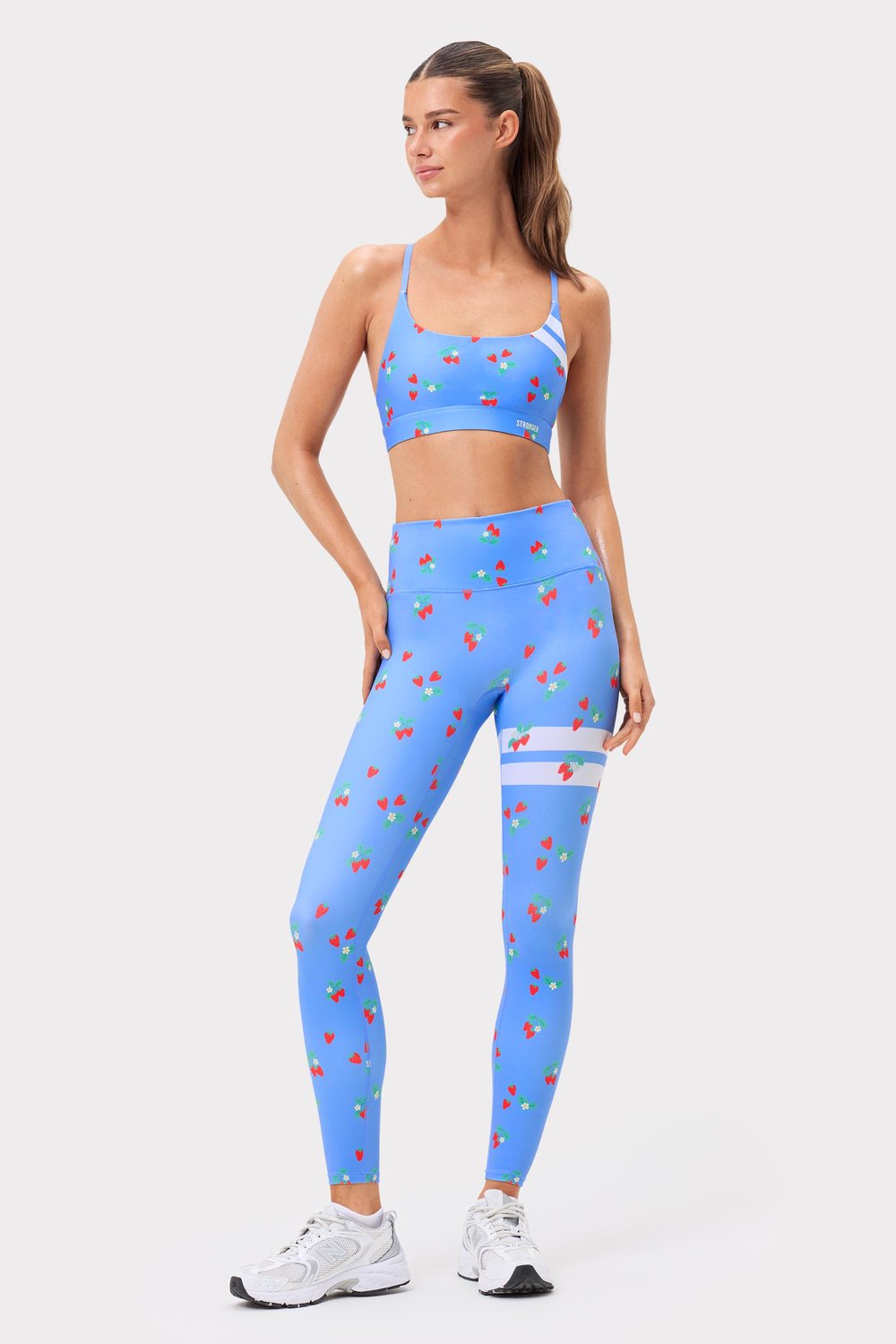Högmidjade The Printed One Tights i Strawberry Fields Blue från Stronger med vita Signature Lines.