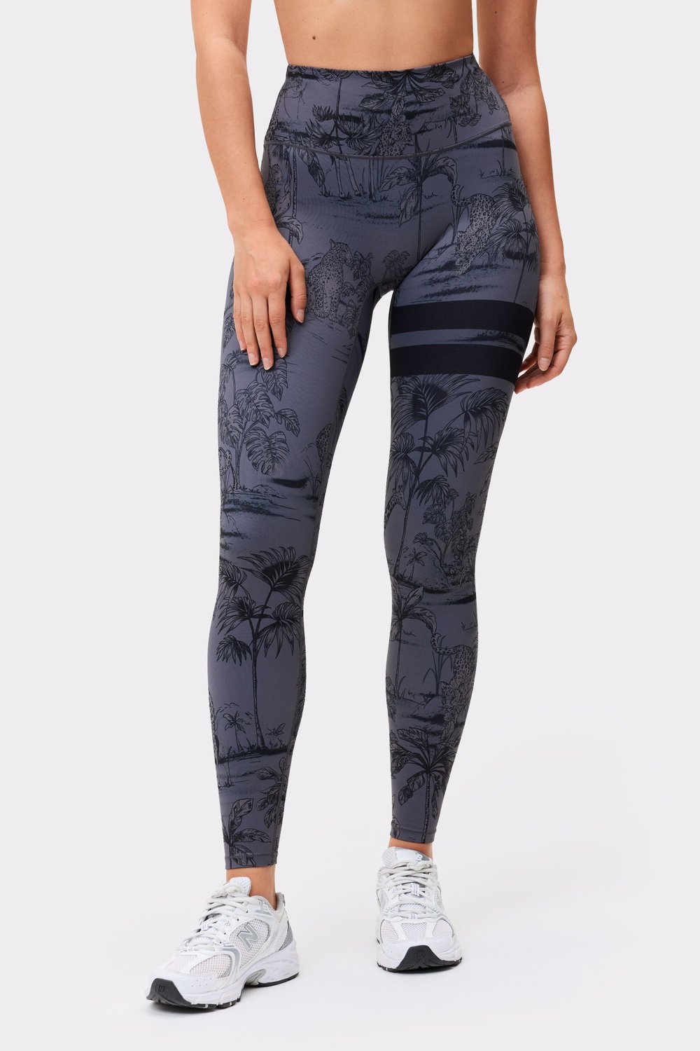 Stronger The Signature One Leggings in Dark Toile Print in Dunkelgrau mit naturnahem Design und schwarzen Details.