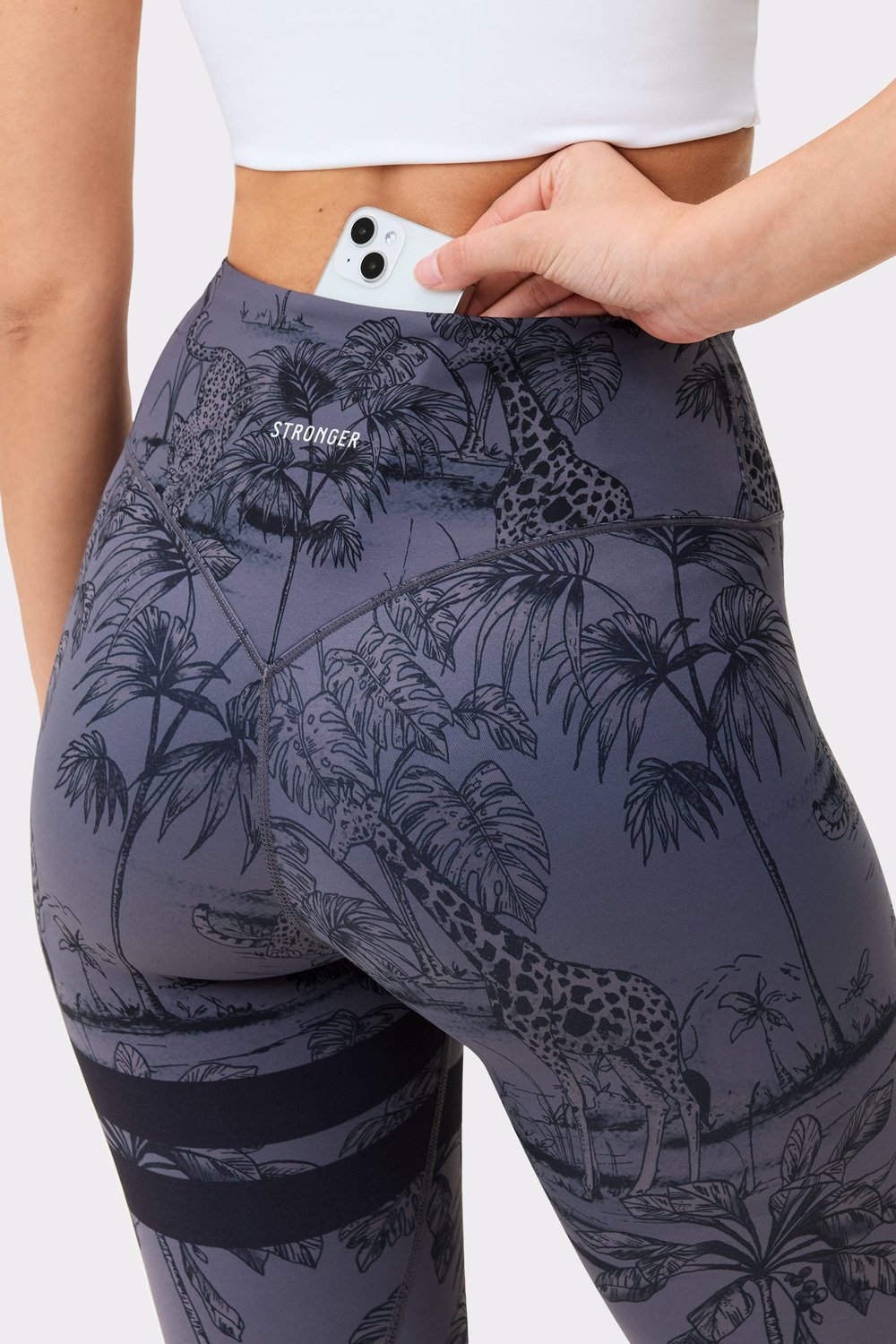 Rückansicht von Stronger's The Signature One Leggings in Dark Toile Print, mit Fokus auf die Tasche am Bund und das Logo.