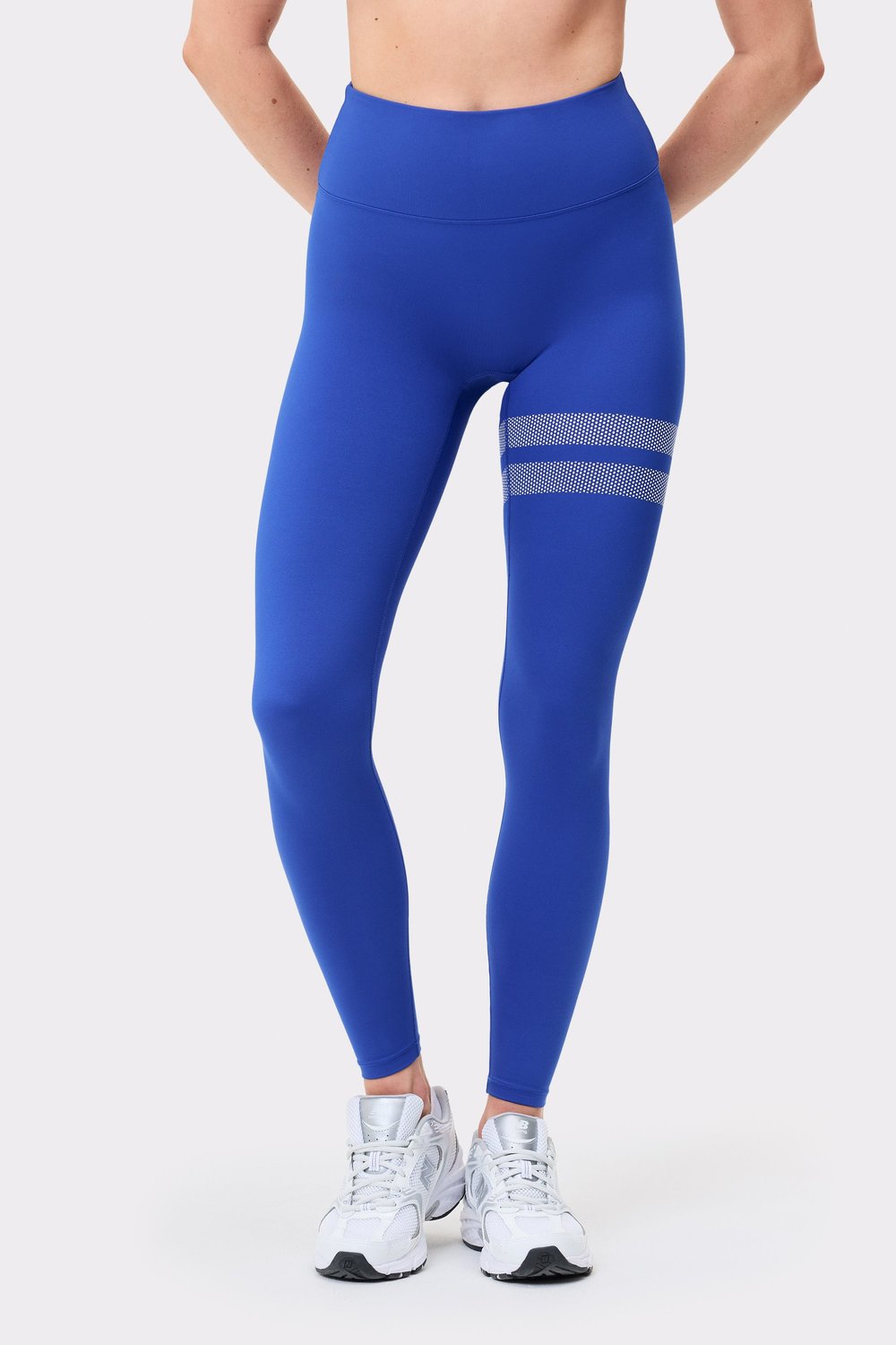 Ganzansicht der blauen The Signature One Leggings von Stronger mit hohem Bund und charakteristischen Streifen am linken Bein.