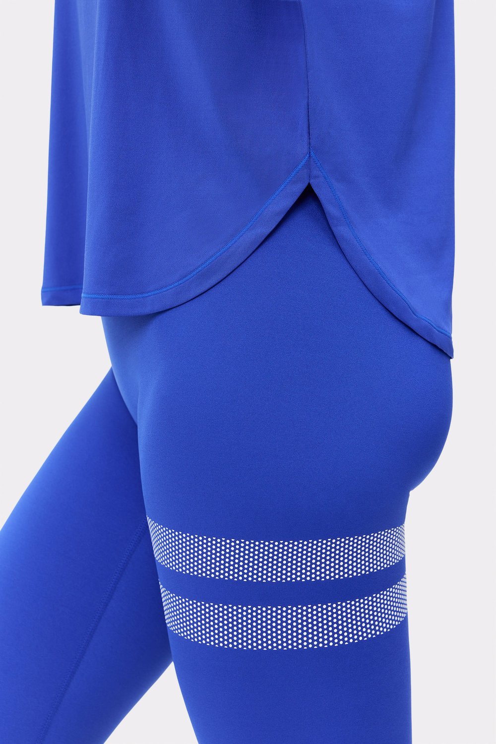 Nahaufnahme des Stronger Drop T-Shirts in Stronger Blue mit Saum und Tights fürs Training.