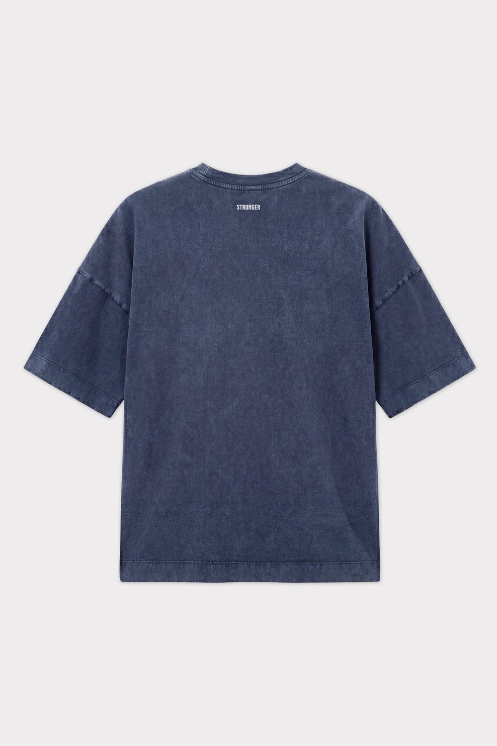 Achterkant van het Navy Blazer Oversized Crew T-shirt van Stronger met een gewassen look en verlaagde schouders.