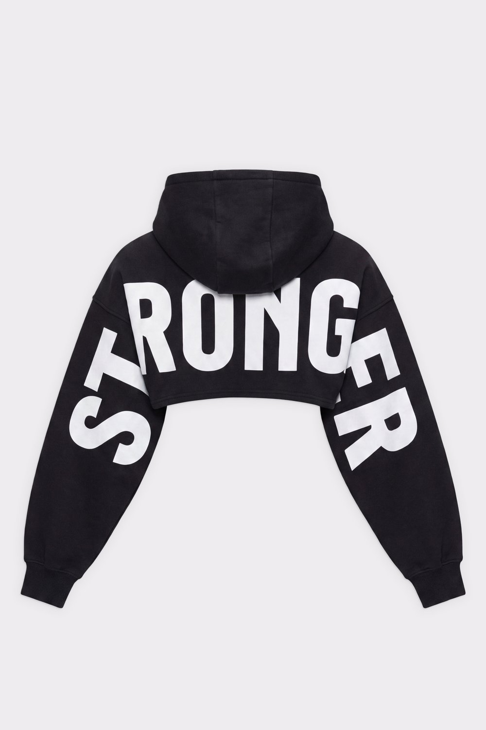 Rückansicht des schwarzen Cropped Hoodie von Stronger mit auffälligem weißem Schriftzug an den Ärmeln und Oversized-Passform.
