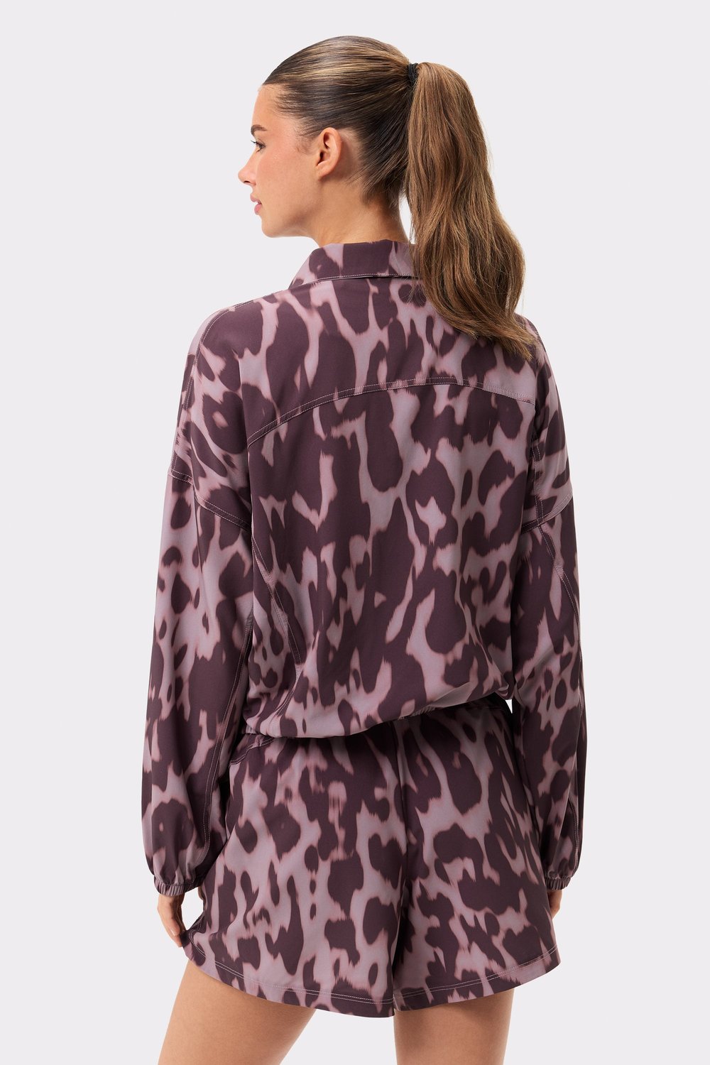 Achteraanzicht van de Stronger Breezy Woven Jacket in Leo Rush-print met een vervaagde roze luipaardprint.