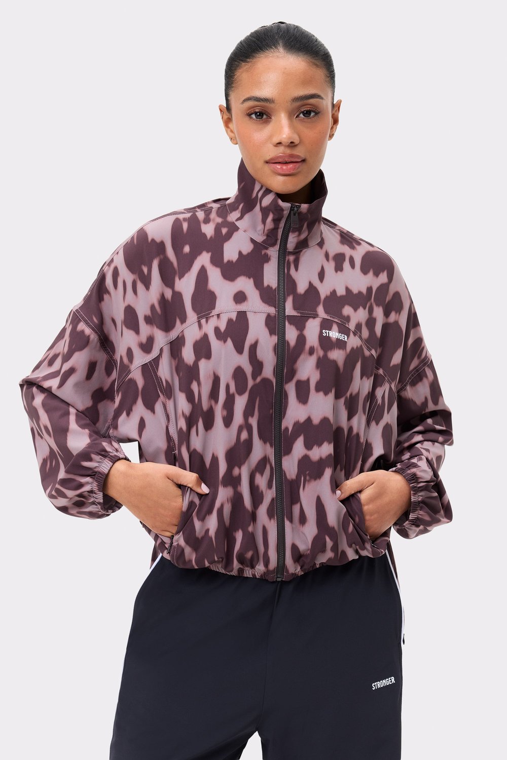 Stronger Breezy Woven Jacket in Leo Rush-print met een hoge hals, voorzakken en een functionele losse pasvorm.