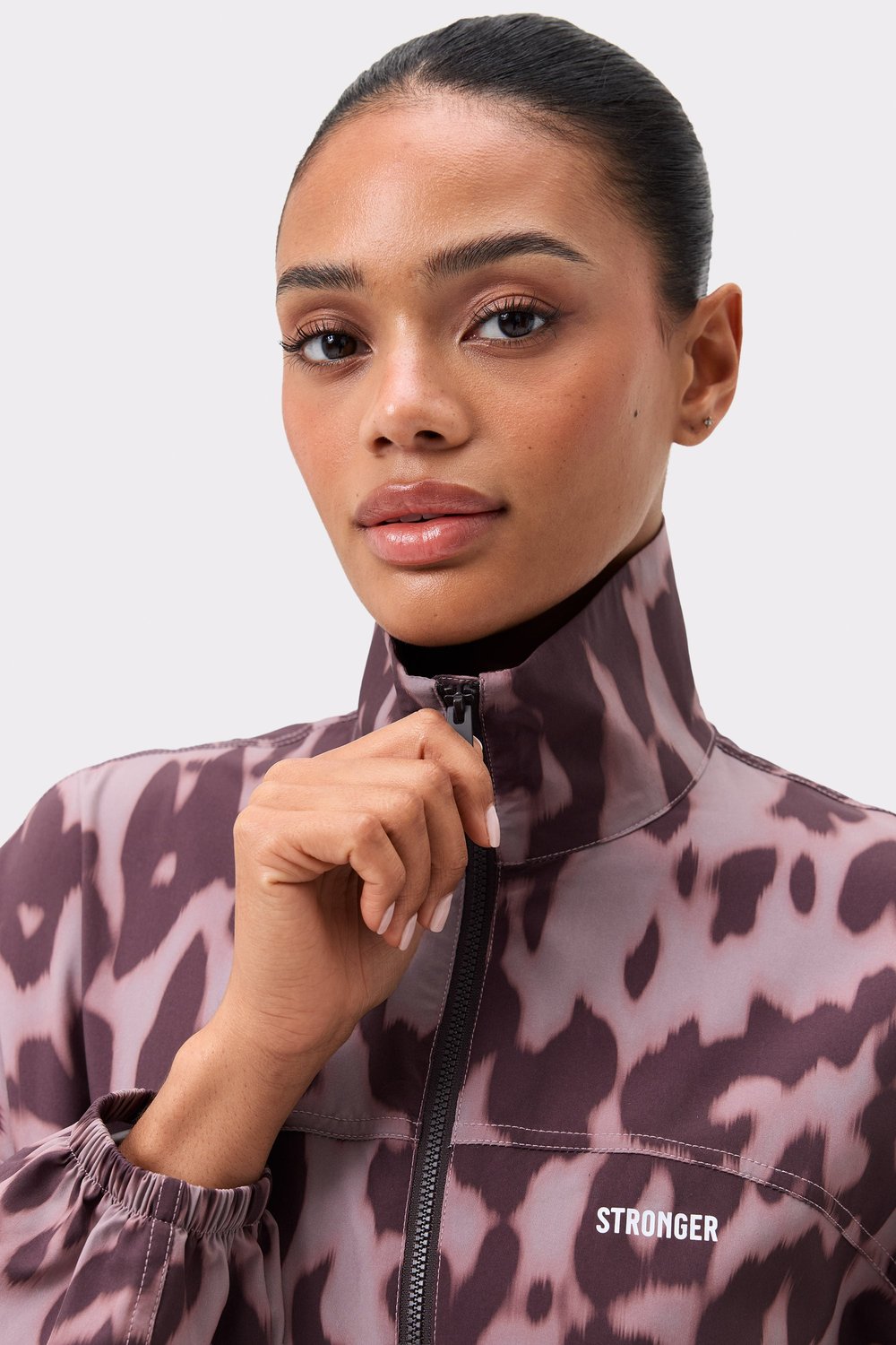 Close-up van Stronger's Breezy Woven Jacket in Leo Rush-luipaardprint, met een hoge kraag en ritssluiting.