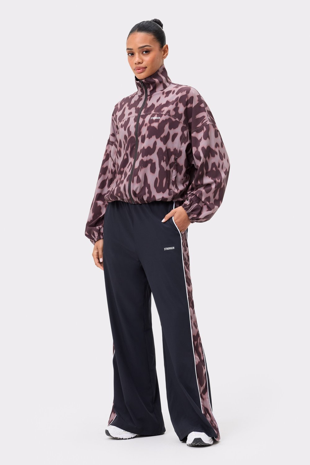 Stronger's Breezy Woven Jacket in Leo Rush print, een lichtgewicht jack met losse pasvorm en bruine dierenprint.