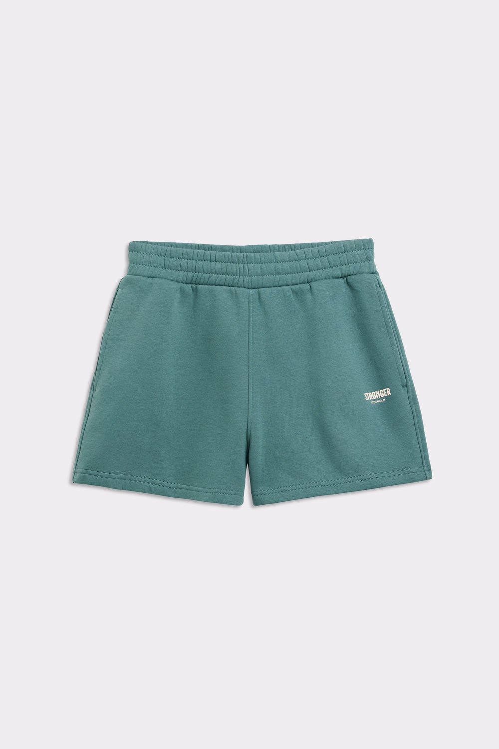 Studioaufnahme der flach liegenden Silver Pine Comfy Sweatshorts von Stronger, die den elastischen Bund und das Logo zeigt.