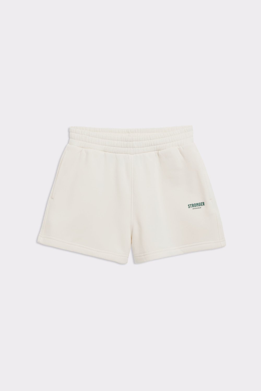 Vorderansicht der Stronger Comfy Sweatshorts in Whisper White zeigt den elastischen hohen Bund und das kleine grüne Logo.
