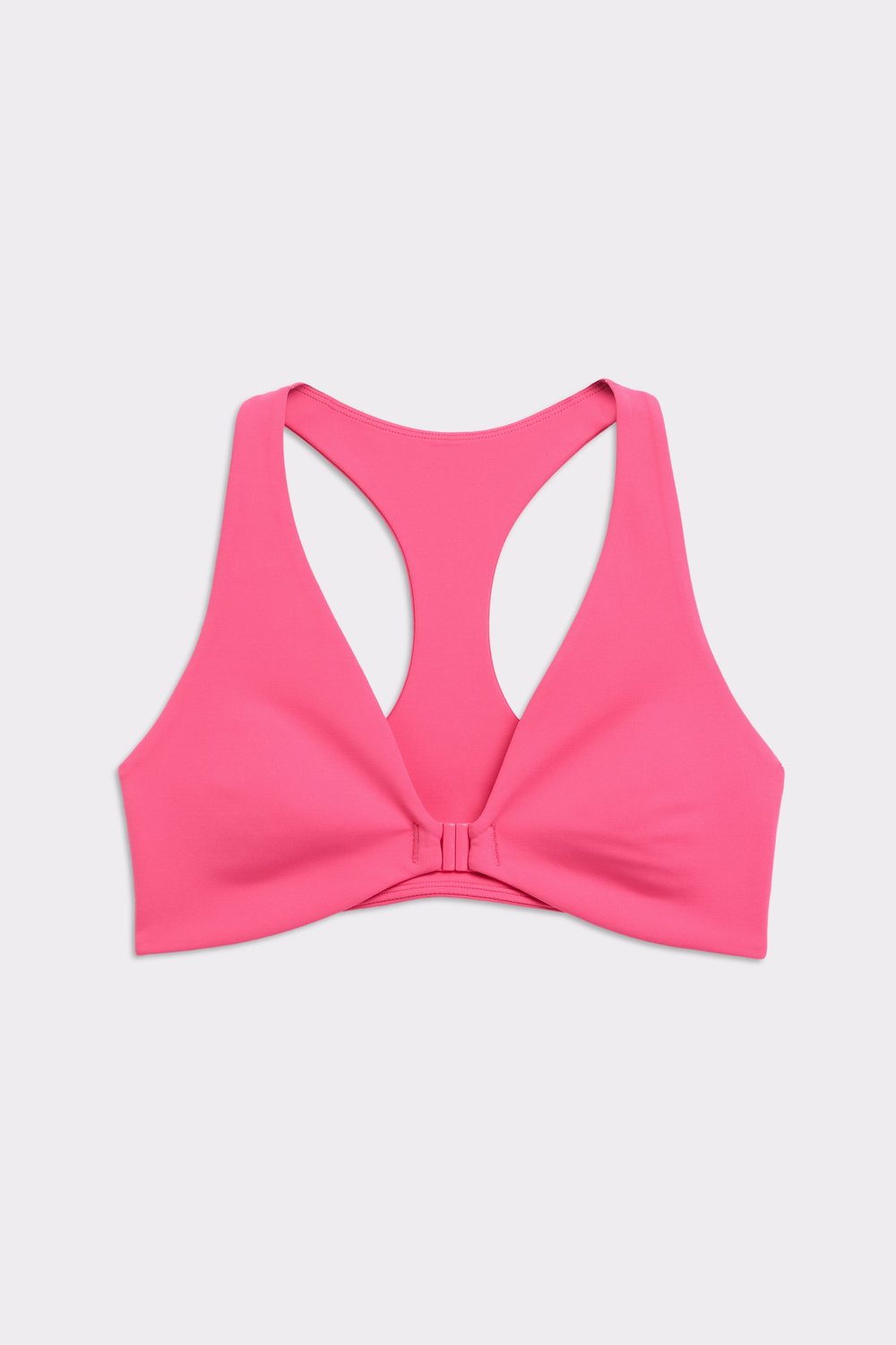 Vooraanzicht van de Stronger Front closure sports bra in Fandango Pink, met voorsluiting met gesp en racerback-ontwerp.