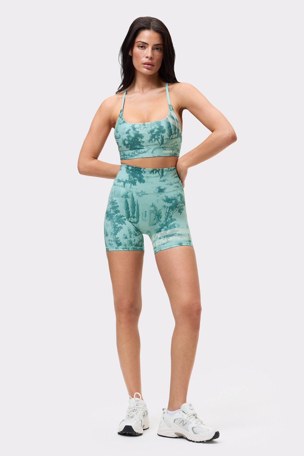 Vorderansicht eines Models mit der Stronger The Printed One Shorts und passendem Sport-BH im hellblauen Toile di Roma-Print.