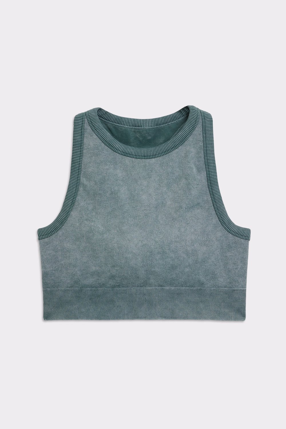 Studioaufnahme des Stronger Washed seamless high neck bra in Silver Pine, der den hohen Ausschnitt und den Washed-Look zeigt.