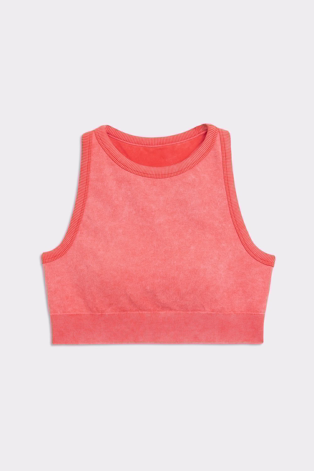 Nahaufnahme des Poppy Red Washed Seamless High Neck Bra von Stronger, die seinen Washed-Look und die Rippdetails hervorhebt.