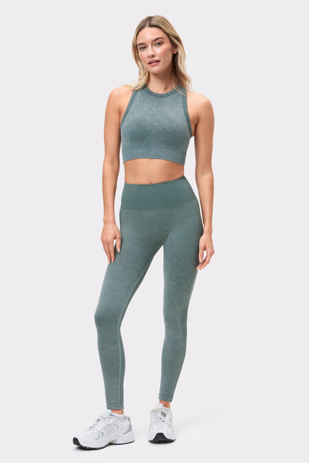 Vorderansicht eines Models, das den Silver Pine Washed seamless high neck bra und passende Leggings von Stronger trägt.
