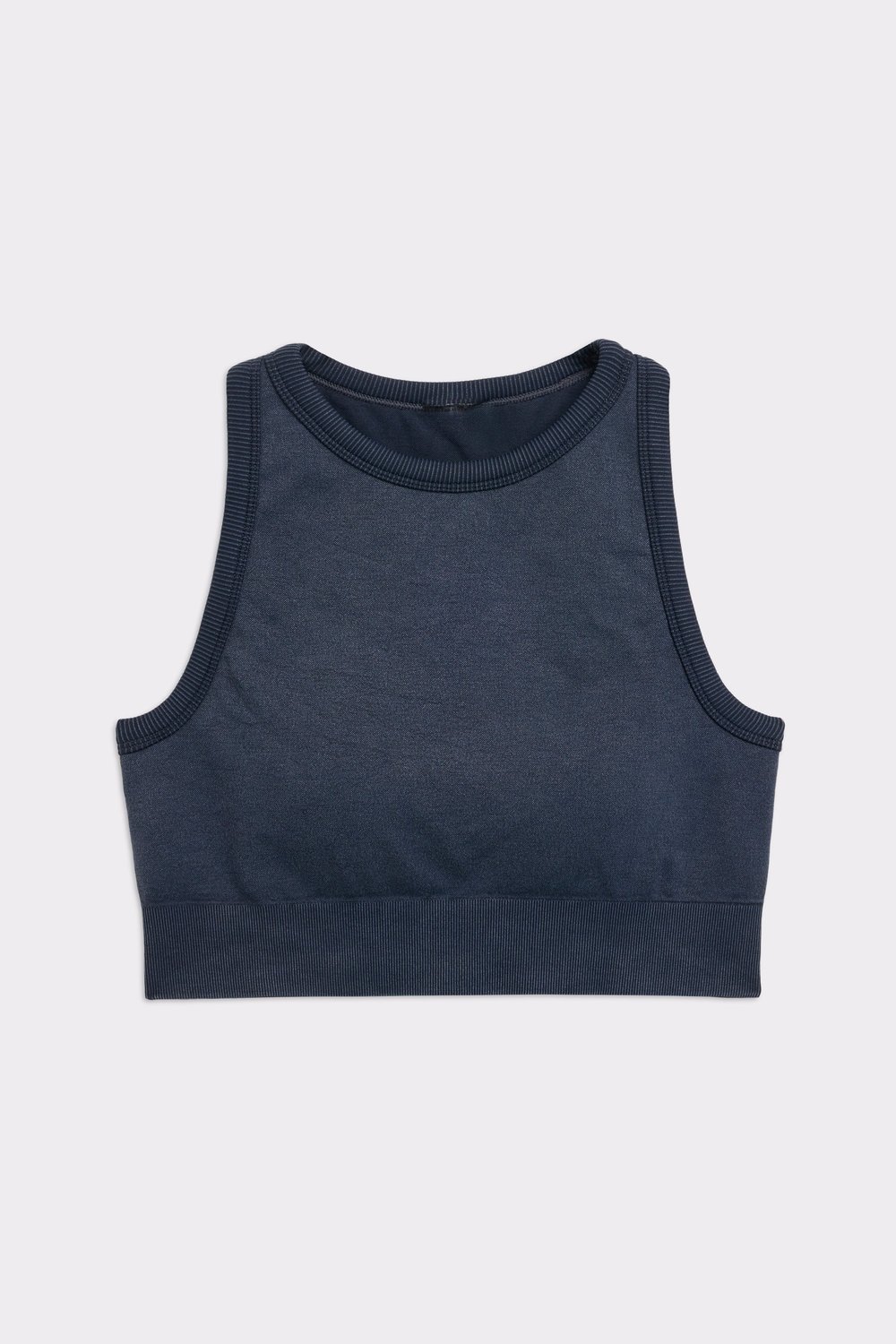 Studioaufnahme des Washed Seamless High Neck Bra in Schwarz von Stronger, mit verwaschenem Look und gerippten Details.