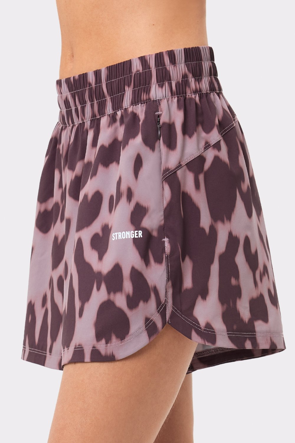 Breezy Woven Shorts in Leo Rush luipaardprint met ritszak aan de zijkant, hoge taille en wit Stronger-logo.