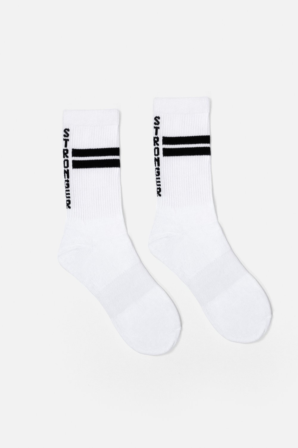 Weiße Stride Socks 2-pack von Stronger mit schwarzen Signature Lines, vertikalem Logotyp und geripptem Knöchelbund.