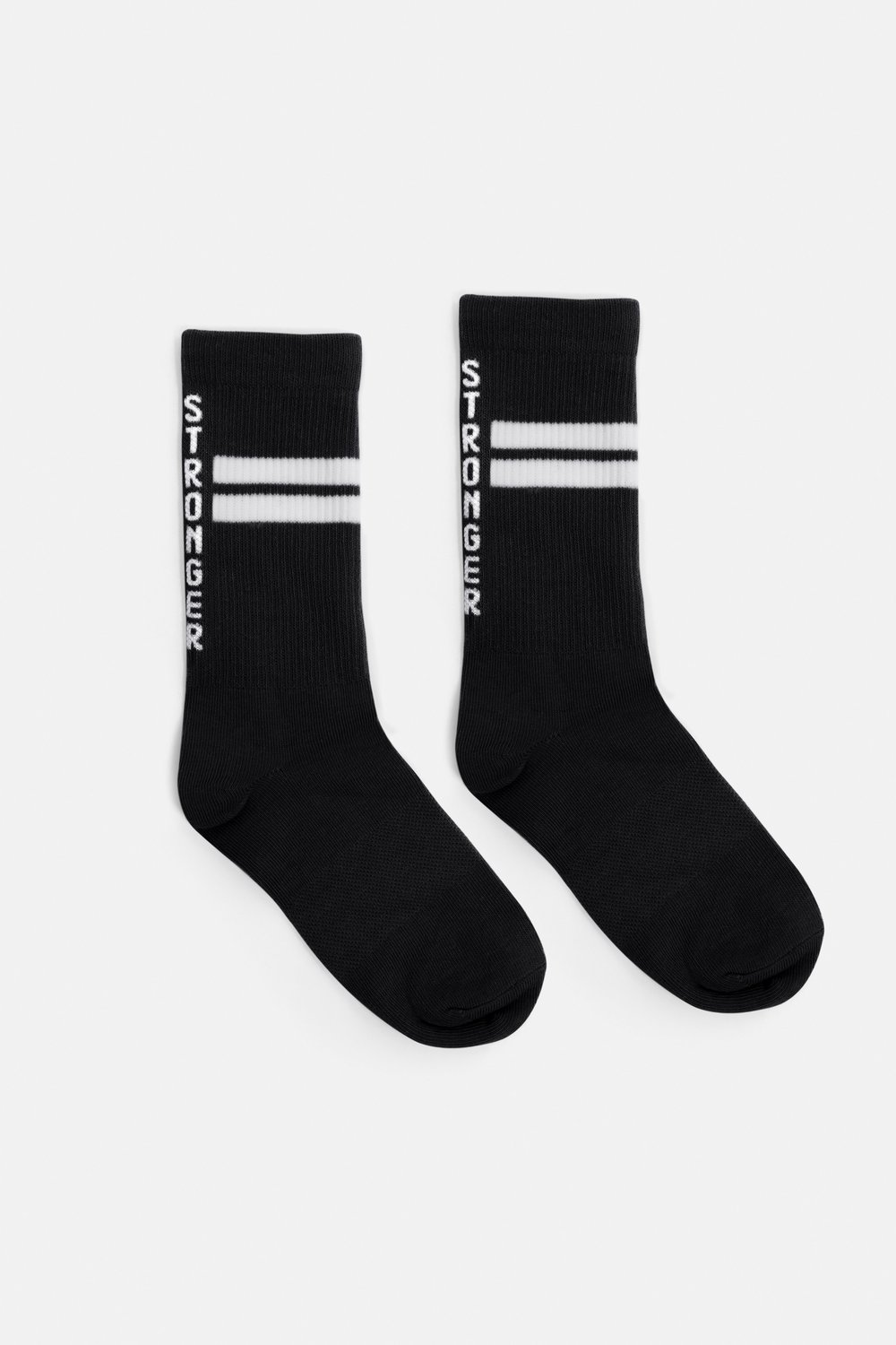 Schwarze Stride Socks von Stronger mit weißen Signature Lines und vertikalem Logotyp auf den gerippten Bündchen.