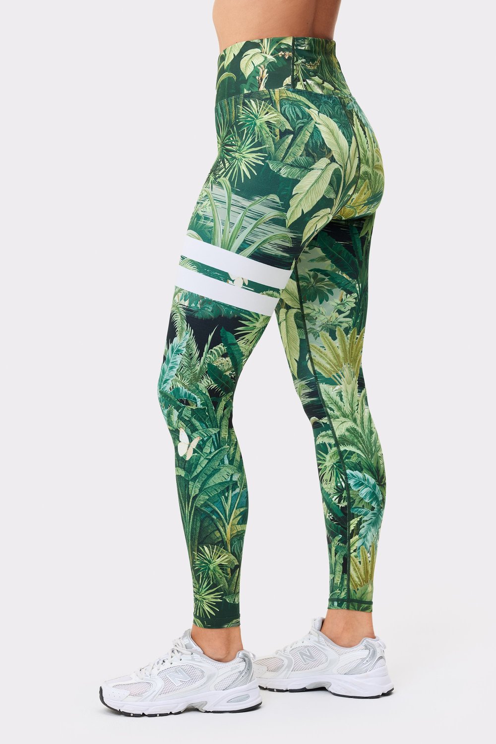 Stronger Explore Printed Leggings mit Tropical Leaves Print, hoher Taille und weißen Streifen am Bein.