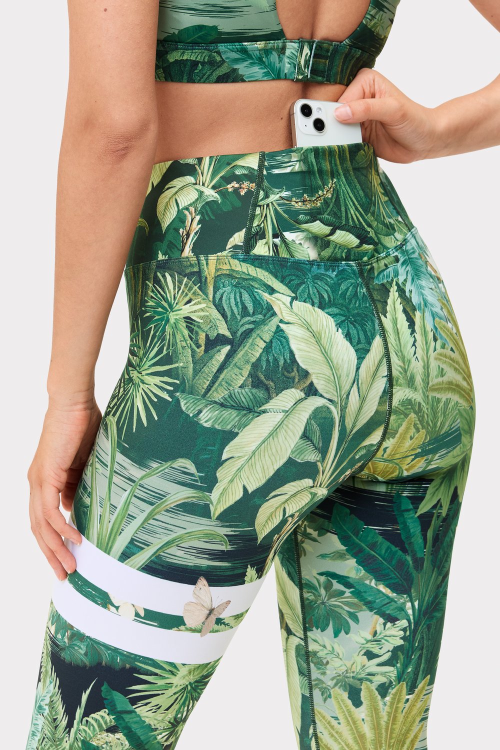 Stronger Explore Printed Leggings im Tropical Leaves Print mit Bundtasche und Rückendetail.
