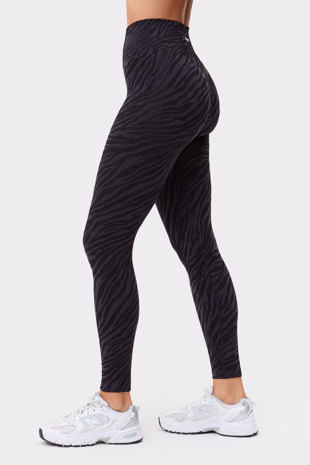 Stronger Seamless Contour Jacquard Leggings in Black Zebra mit hoher Taille und Seitenprofil.