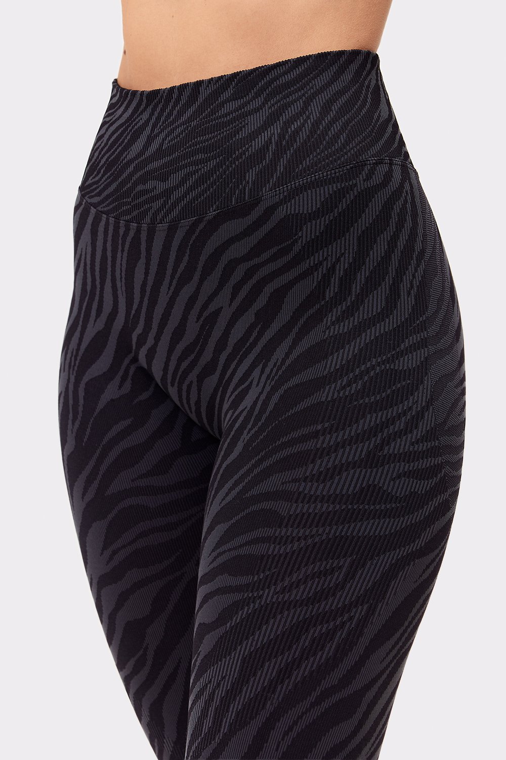 Stronger Seamless Contour Jacquard Leggings in Black Zebra, die den hohen Bund und das strukturierte Muster zeigen.
