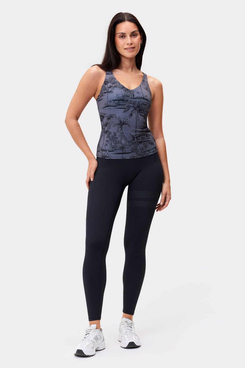Model trägt das dunkelgraue Signature Strappy Tank mit Toile-Print von Stronger in einer schmalen und verkürzten Passform.