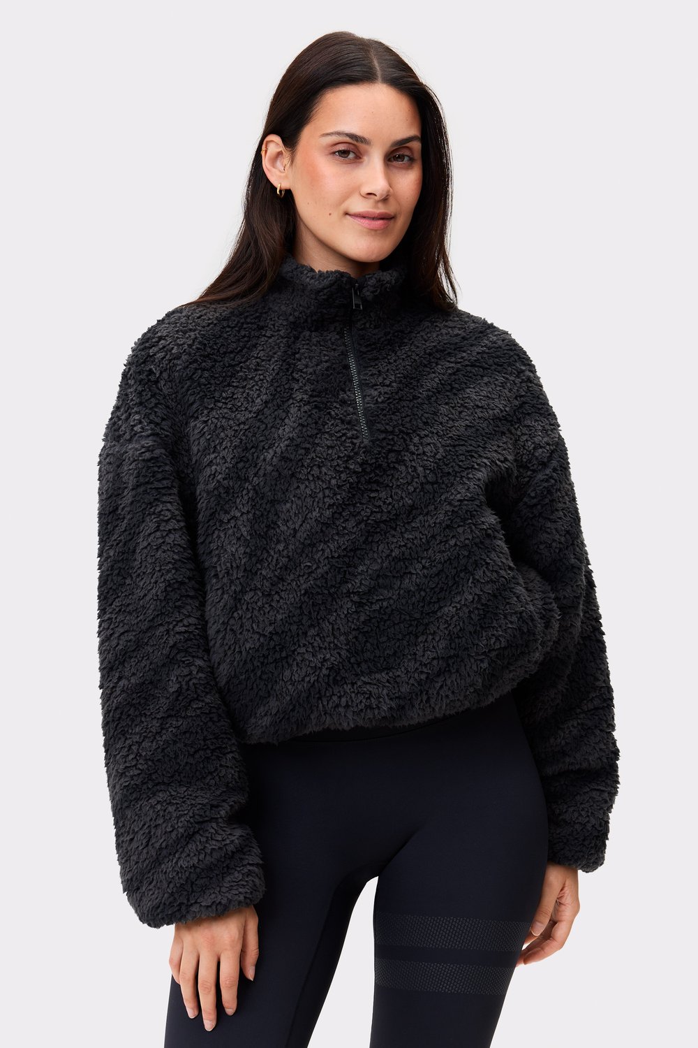 Model trägt Black Zebra Pile Half Zip Jacket von Stronger mit Fleece, hohem Kragen und Frontreißverschluss.