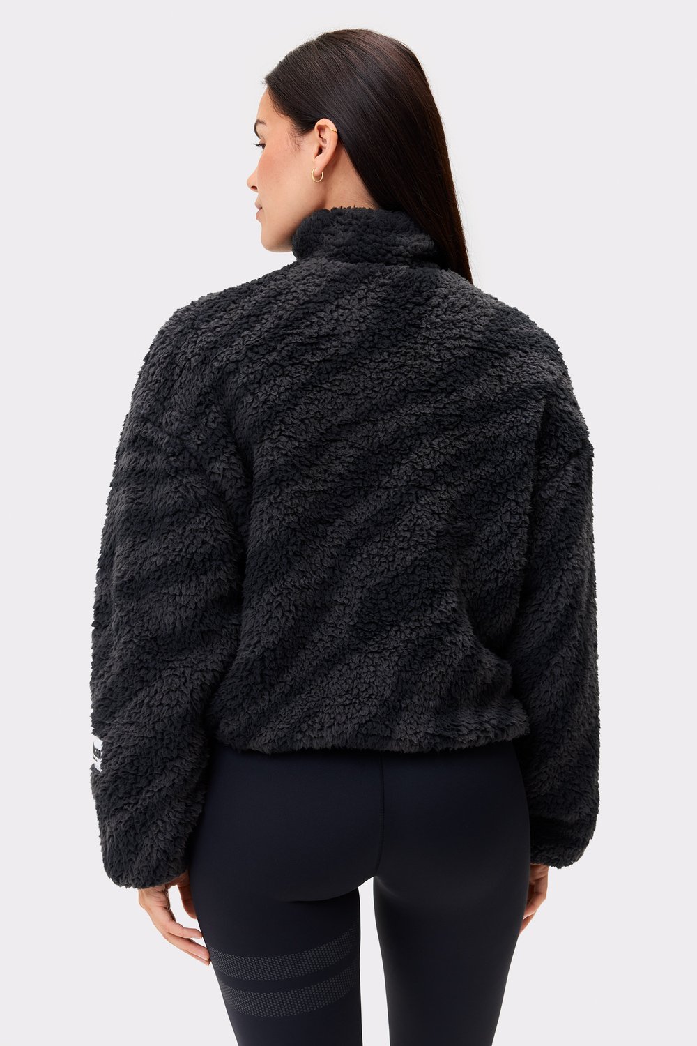 Rückansicht der Pile Half Zip Jacket im Black Zebra-Print von Stronger mit kuscheligem Fleecematerial und hohem Kragen.