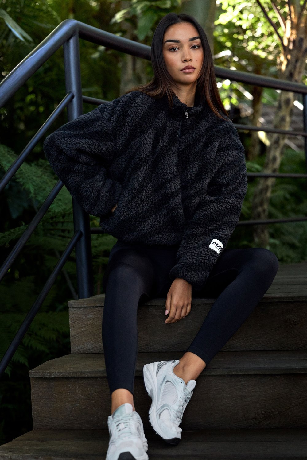 Model in Stronger Pile Half Zip Jacket im Black Zebra Print, kuscheliger Fleecetextur und Half-Zip-Design.