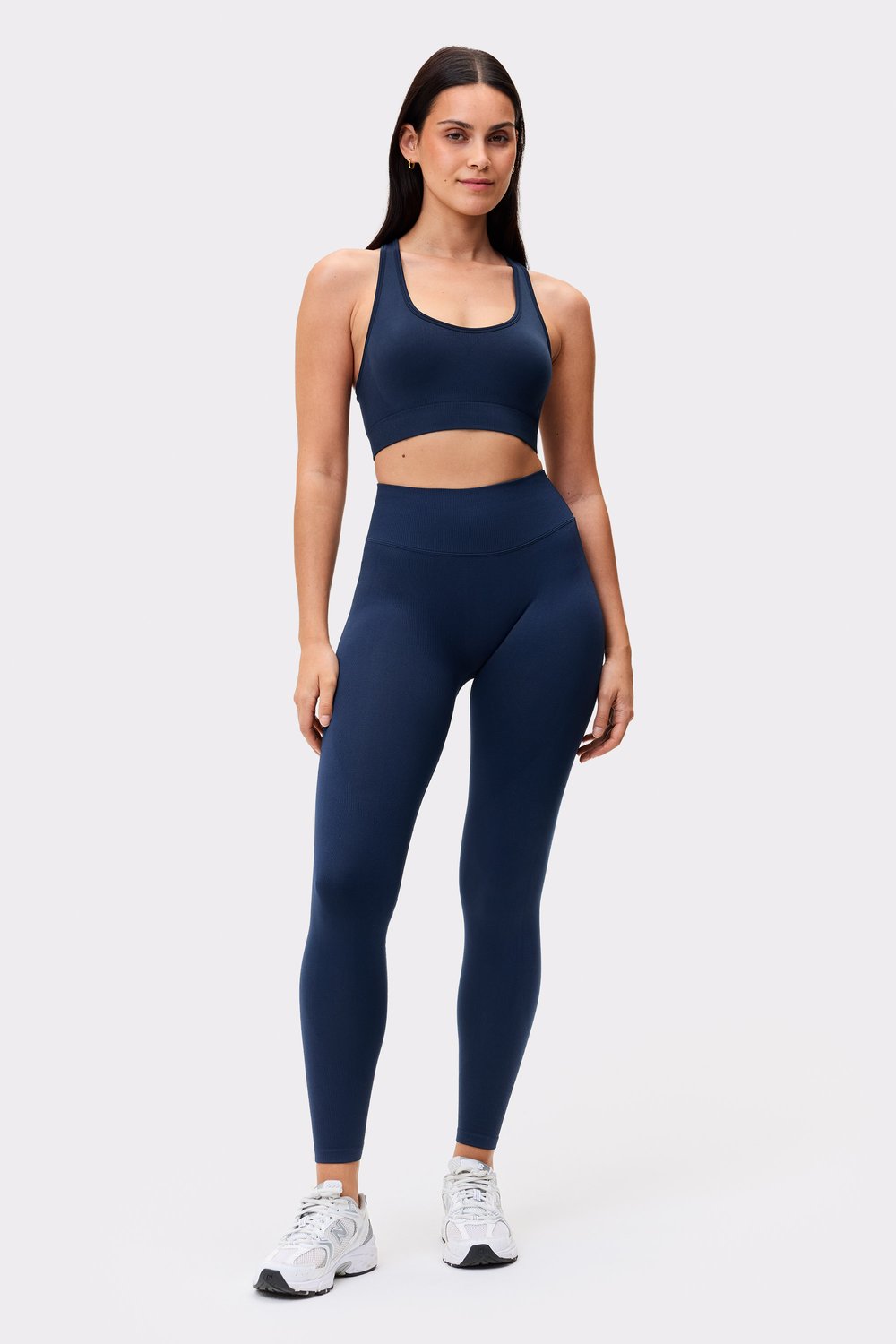 Model trägt den Seamless Contour Sports Bra in Navy Blazer von Stronger mit leichtem Halt und mittlerer Abdeckung.