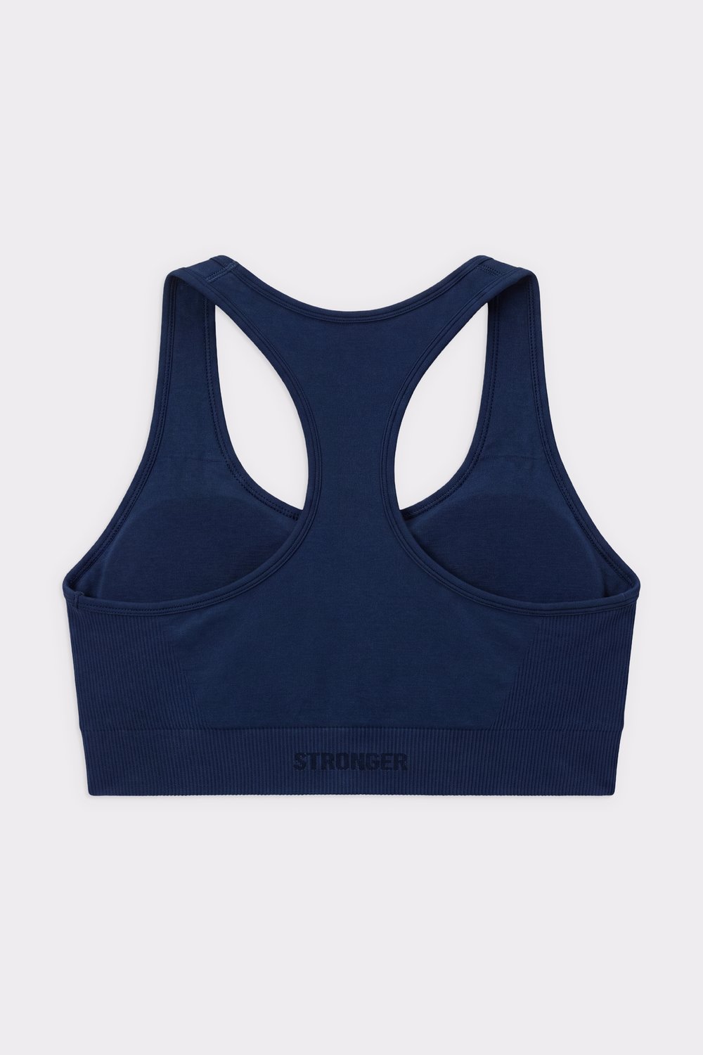 Rückansicht des dunkelblauen Seamless Contour Sports Bra von Stronger mit überkreuzten Trägern und gestricktem Logo am Bund.