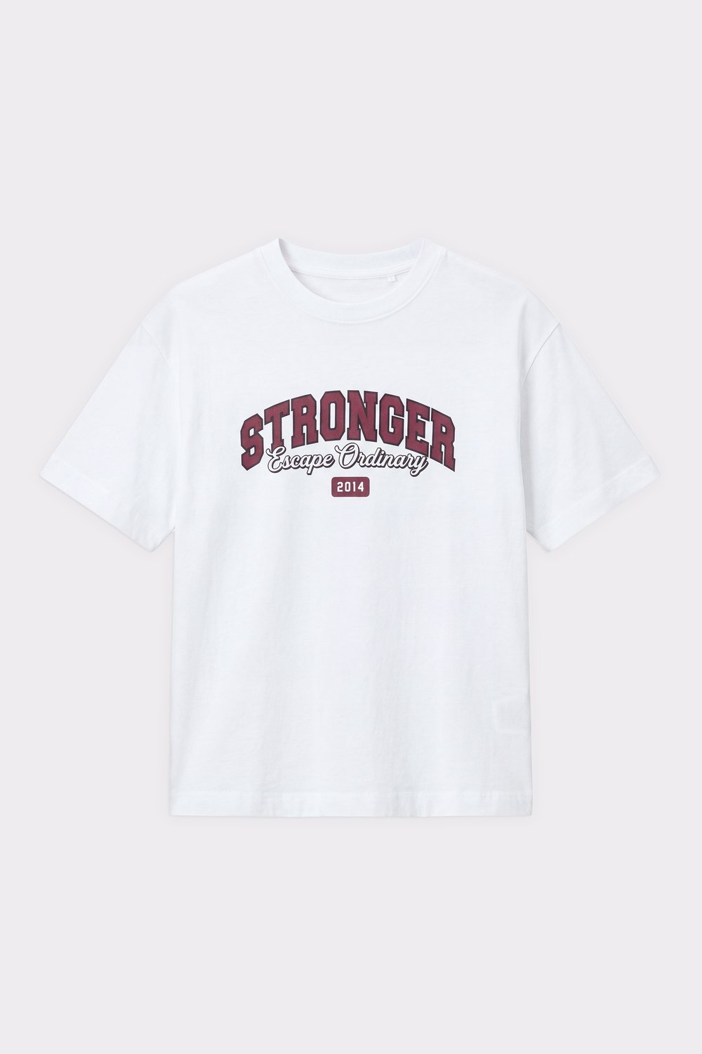 Helles weißes Essential T-Shirt von Stronger mit normaler Passform und auffälligem Grafikprint mittig auf der Vorderseite.