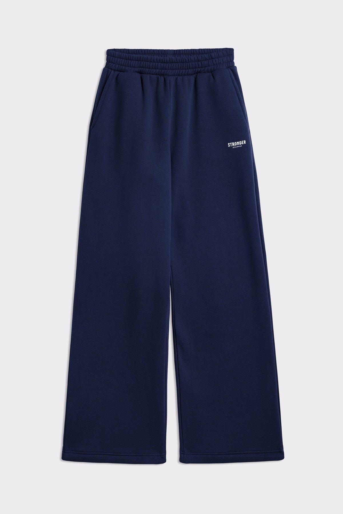 Ganzansicht der dunkelblauen Relaxed Wide Sweatpants von Stronger mit einem weiten Beindesign und elastischem Bund.
