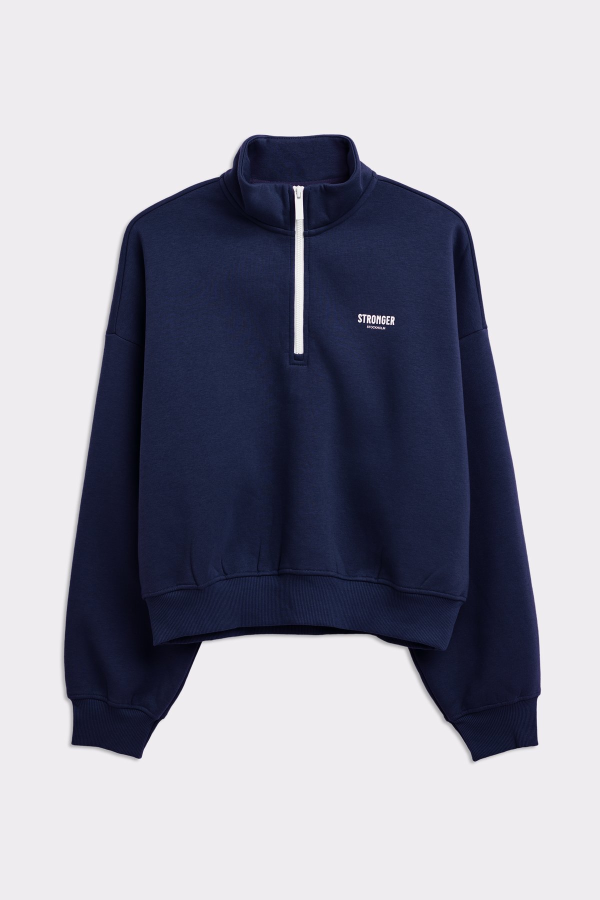 Dunkelblaues Half Zip Sweatshirt von Stronger mit verkürzter, lockerer Passform und weißem Logo auf der Brust.