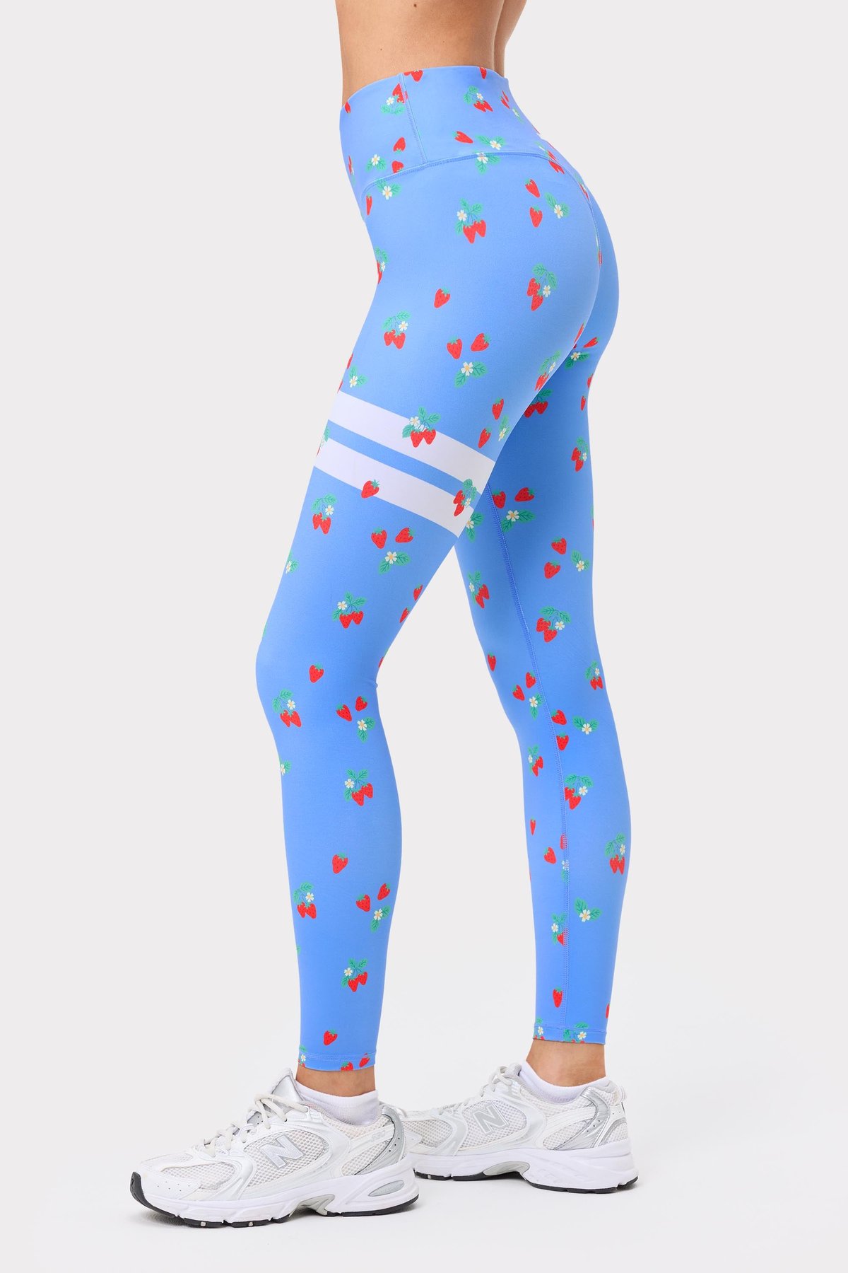 Ljusblå The Printed One Tights från Stronger med rött jordgubbsmönster och vita Signature Lines.