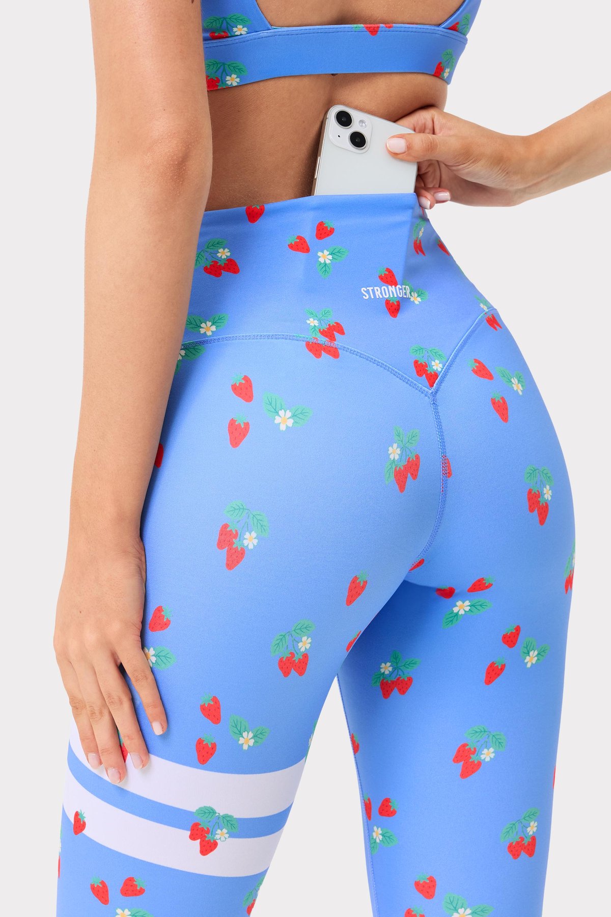 Stronger The Printed One Leggings i Strawberry Fields Blue med hjärtformad söm och ficka i ryggslutet för mobil och nycklar.