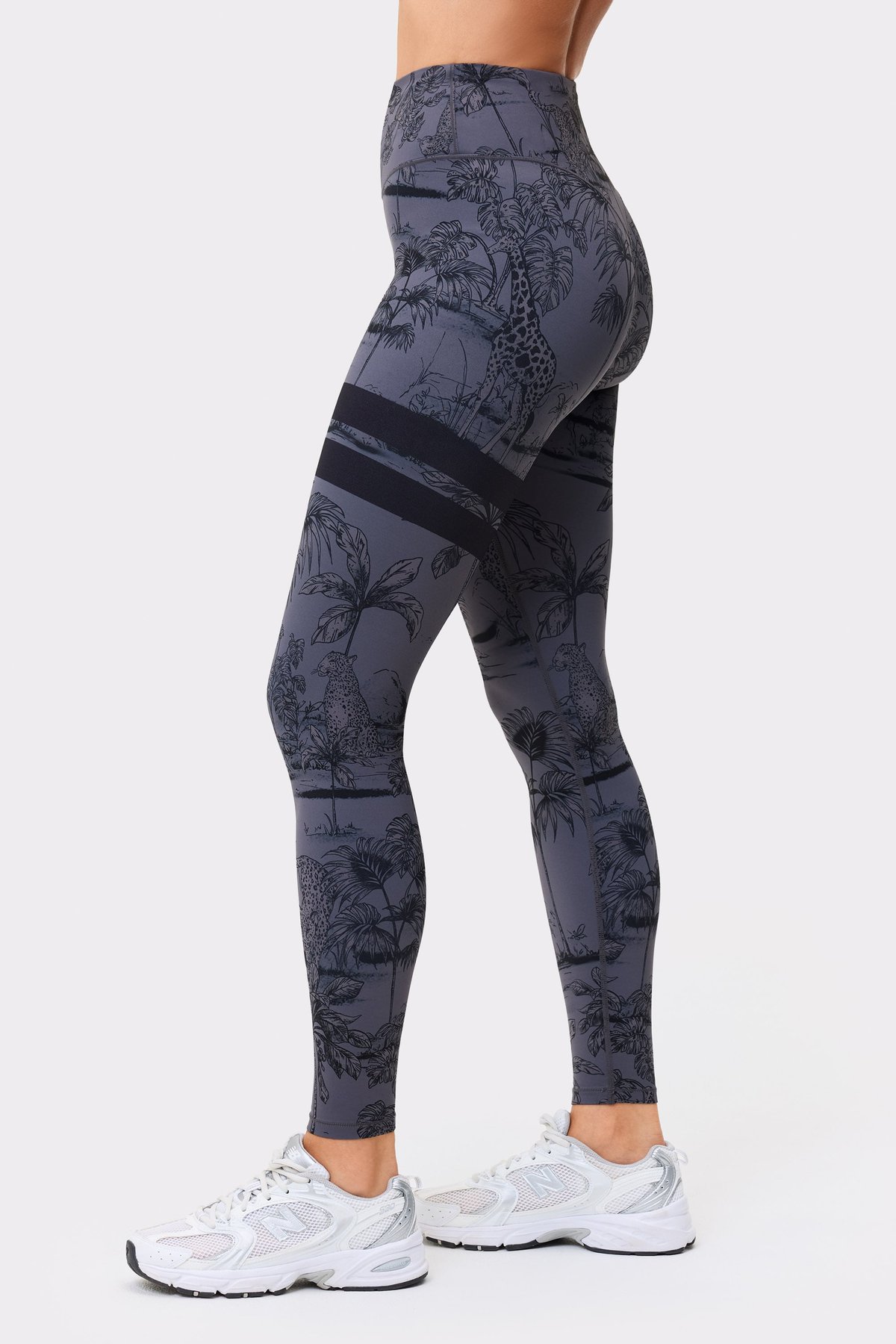 Seitenansicht der The Signature One Leggings mit Dark Toile Print von Stronger in Dunkelgrau mit Streifen.