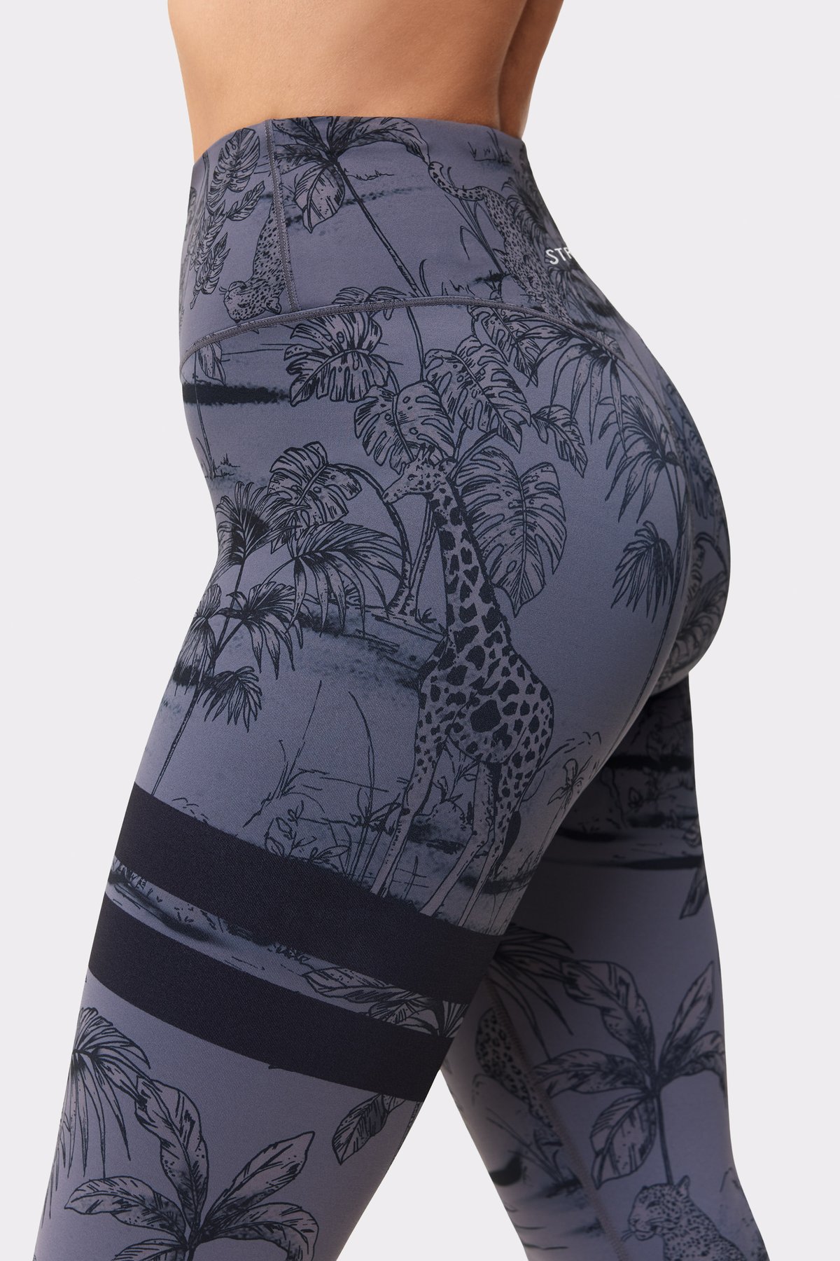 Nahaufnahme von Stronger The Signature One Leggings im Dark Toile Print mit hohem Bund und charakteristischen Streifen.