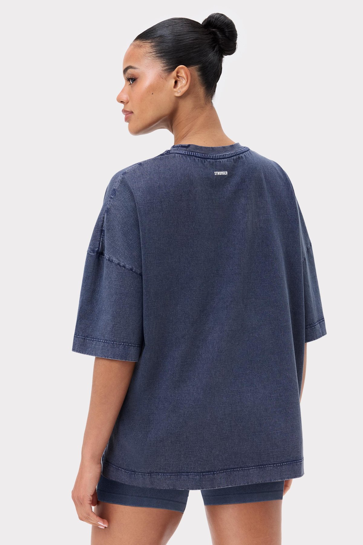Achteraanzicht van het Navy Blazer Oversized Crew T-shirt van Stronger met een gewassen look en verlaagde schouders.