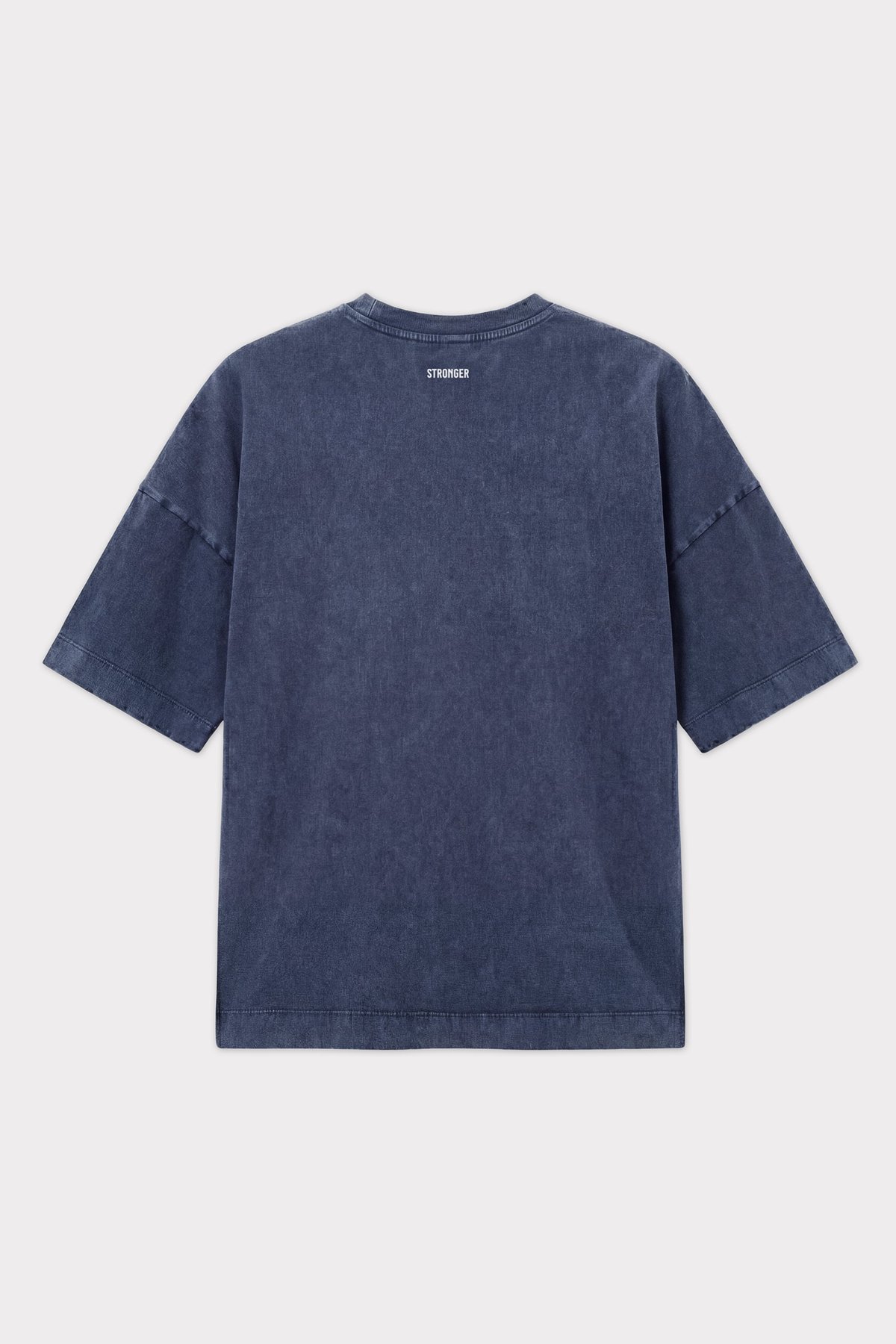 Achterkant van het Navy Blazer Oversized Crew T-shirt van Stronger met een gewassen look en verlaagde schouders.