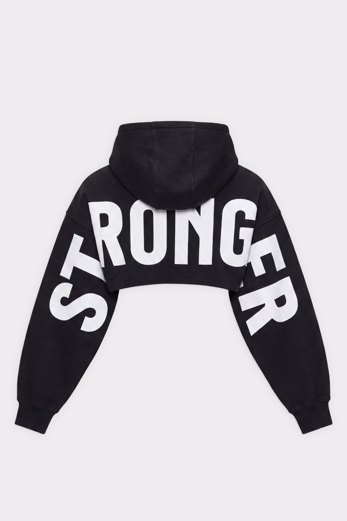 Rückansicht des schwarzen Cropped Hoodie von Stronger mit auffälligem weißem Schriftzug an den Ärmeln und Oversized-Passform.