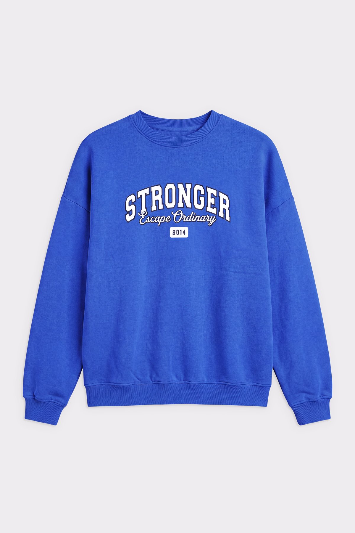 Blaues Comfy Sweatshirt von Stronger mit Oversized-Passform, klassischem Rundhalsausschnitt und College-Grafik vorne.