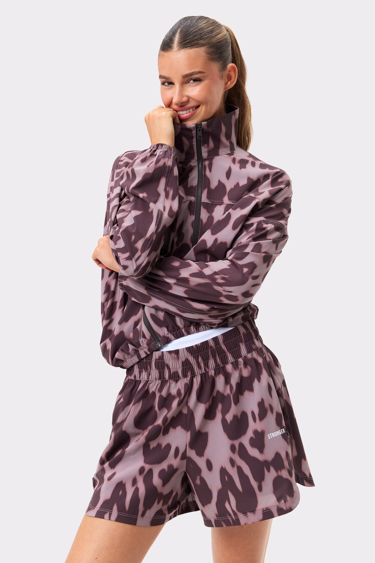 Stronger Breezy Woven Jacket in Leo Rush print met een hoge kraag, ritssluiting en lichtgewicht stof met dierenprint.
